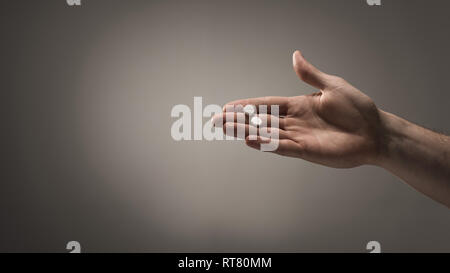 7/8-Ansicht der männlichen Hand mit Kissen auf grauem Hintergrund Stockfoto