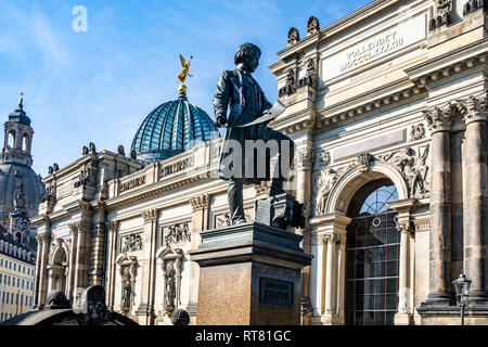 Deutschland, Dresden, Akademie der bildenden Künste mit einem Monument von Gottfried Semper im Vordergrund. Stockfoto