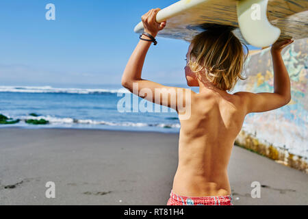 Chile, Valparaíso, Junge mit Surfbrett am Meer Stockfoto