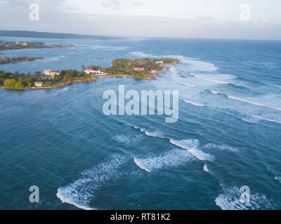 Antenne Drone Schuß von Jamaika, das Karibische Meer und die Küste von oben. Stockfoto