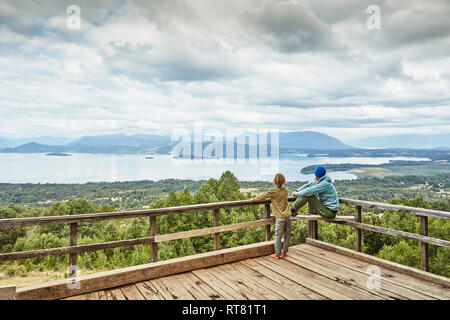 Chile, Puren, El Melado Nationalpark, Frau mit Sohn auf der Aussichtsterrasse mit Blick auf den See Stockfoto