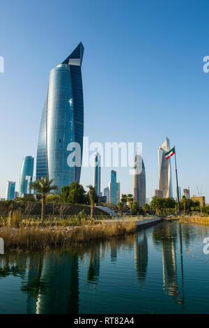 Saudi-arabien, Kuwait, Kuwait City, Al Hamra Tower und Al Shaheed Park Stockfoto