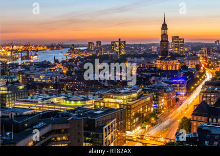 Deutschland, Hamburg, Hamburger Hafen und die St. Michaelis Kirche Stockfoto