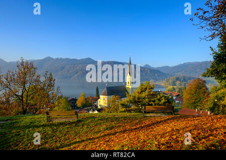 Deutschland, Oberbayern, Schliersee, Pfarrkirche St. Sixtus im Herbst Stockfoto