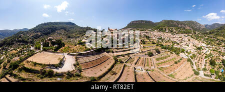 Spanien, Balearen, Mallorca, Valldemossa, Pfarrkirche Sant Baromeu und Cartuja de Valldemossa Stockfoto