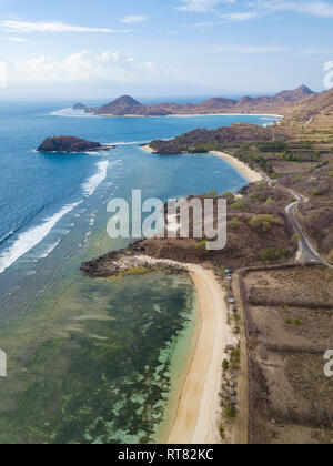 Indonesien, West Sumbawa, Kertasari, Luftaufnahme von Strand Stockfoto