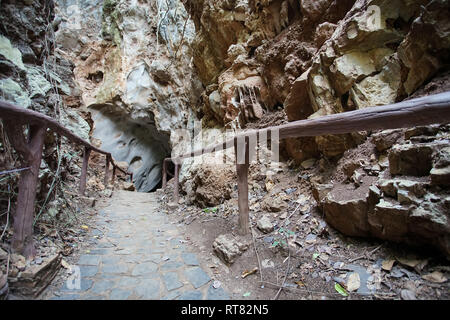 Gehweg und Handläufe zu alten Wald Hup Pa Tat in Uthai Thani, Thailand gehen. Stockfoto