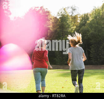 Enkelin und Oma Spaß, Joggen im Park Stockfoto