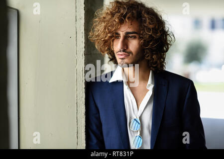 Portrait von stilvollen jungen Mann mit Bart und lockiges Haar Stockfoto
