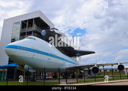 HOUSTON, Texas, USA - Juni 9, 2018: Das NASA Space Shuttle Unabhängigkeit sitzt auf der NASA 905 Shuttle Carrier Aircraft im Space Center Houston, Texas Stockfoto