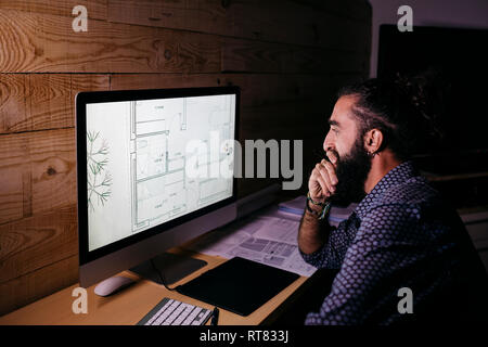 Der junge Architekt hart an einem neuen Projekt arbeiten zu Hause in der Nacht Stockfoto
