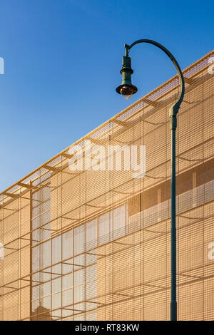 Deutschland, Mannheim, Teil der Fassade des neuen integrierten Kunstgalerie mit Straßenlaterne in den Vordergrund Stockfoto