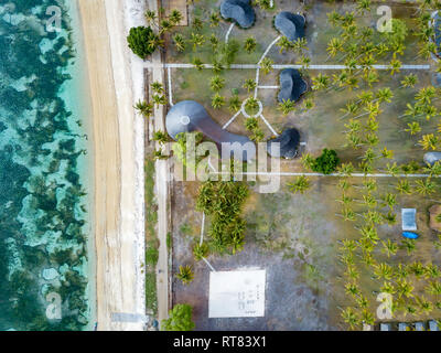 Indonesien, West Sumbawa, Luftaufnahme von Kertasari, Strand und Hütten von oben Stockfoto