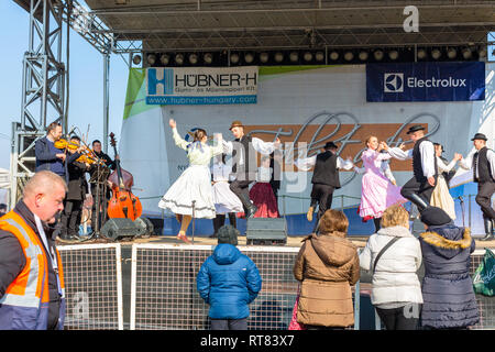 Szeged, Ungarn, Januar 16, 2019: Ungarische Folklore Ensemble Performance in der traditionellen Tracht Stockfoto