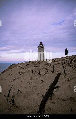 Dänemark, Nordjütland, Rückansicht der Mann an der Rubjerg Knude Leuchtturm an der blauen Stunde suchen Stockfoto