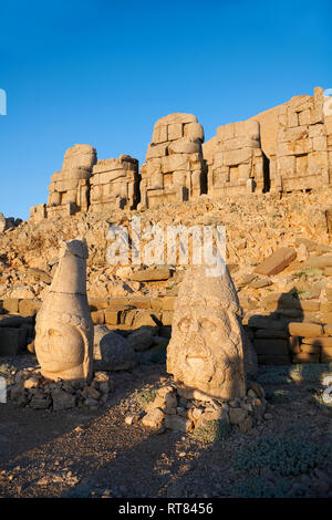 Statue Köpfe, von rechts, Herekles & Apollo mit kopflosen Sitzstatuen vor der steinernen Pyramide 62 BC Royal Grab von König Antiochos I Theos von C Stockfoto