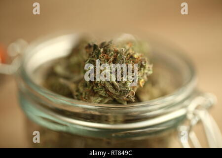 Die medizinische Verwendung von Cannabis marihuana in einem Glas Stockfoto