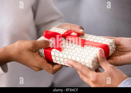 Close up weibliche Hände, die Geschenkverpackung Stockfoto