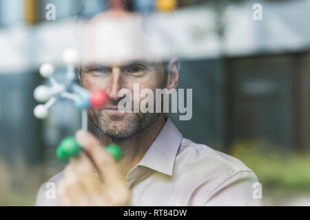 Portrait des Wissenschaftlers mit atomaren Modell Stockfoto