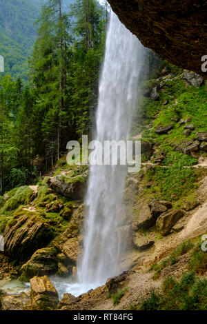 Slowenien, die Julischen Alpen, Gorenjska, in der Nähe von Mojstrana, Vrata Tal, Pericnik fällt Stockfoto