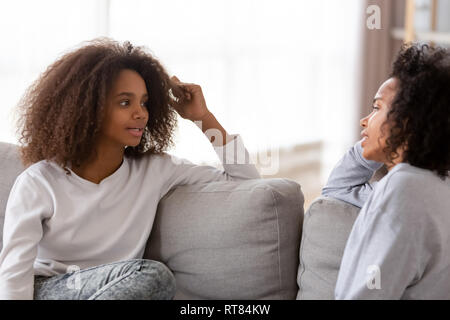 Afrikanische Mutter und Tochter chatten Freizeit zu Hause Stockfoto