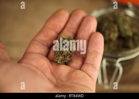 Die medizinische Verwendung von Cannabis marihuana in einem Glas Stockfoto
