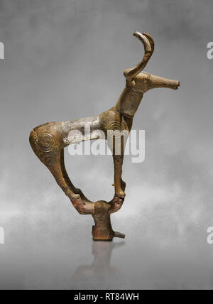 Bronzezeit Hattiergemeinschaft zeremoniellen Stier Statuette aus Bronze aus einem möglichen Bronzezeit königliches Grab L (2500 v. Chr. bis 2250 v. Chr.) - alacahoyuk-Museum von Anatolien Stockfoto