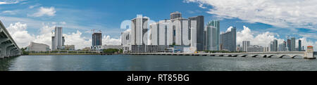 Vereinigte Staaten von Amerika, Florida, Miami, Downtown, Wolkenkratzer und Brücken in Miami Downtown, vom Wasser aus gesehen Stockfoto