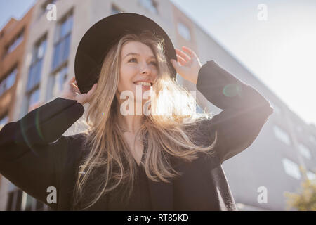 Portrait von Frau mit Hut in Schwarz gekleidet Stockfoto