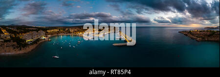 Mallorca, El Toro Port Adriano an der blauen Stunde, Luftaufnahme Stockfoto