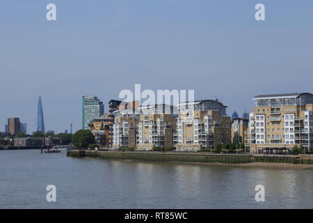 Verschiedene Gebäude, einschließlich des Wohnblocks, die Themse in London, Vereinigtes Königreich. Der Wolkenkratzer, der Shard, ist gegen einen grauen Himmel zu sehen. Stockfoto