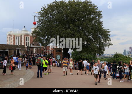 Touristen außerhalb des historischen Flamsteed House (von Christopher Wren entworfen), ein Museum im Royal Observatory Greenwich in London, Vereinigtes Königreich. Stockfoto