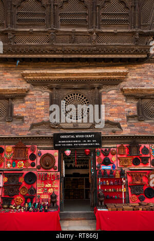 Nepal, Kathmandu Tal, Bhaktapur, Tachupal Tole, Pujari Math, Orientalische Woodcrafts Shop, mit Vorzeichen in Mandarin für chinesische Kunden Stockfoto