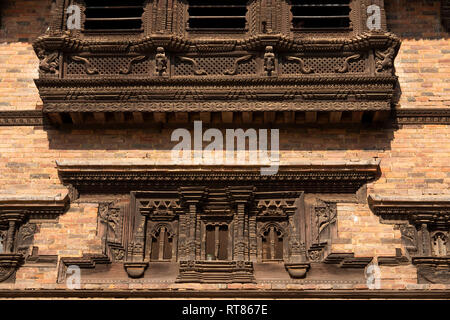 Nepal, Kathmandu Tal, Bhaktapur, Tachupal Tole, schön geschnitzte alte Holzfenster Stockfoto