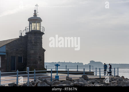 Der Leuchtturm am Ende der steinernen Pier in Morecambe auf Morecambe Bay Stockfoto