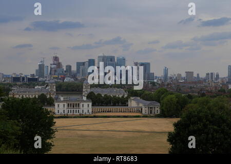 Die historische Old Royal Naval College und andere moderne Gebäude bilden London City Skyline von Greenwich in London, Vereinigtes Königreich. Stockfoto