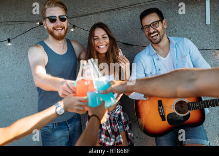 Gruppe von glücklich, Freunde, Party auf dem Dach Stockfoto