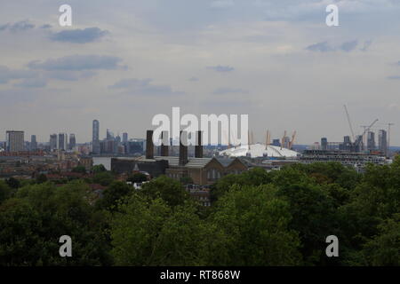 Blick über die Stadt London und die berühmte O2 Arena (Millennium Dome) von Greenwich in London, Vereinigtes Königreich. Stockfoto