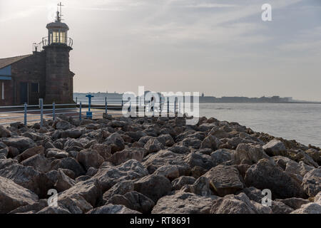 Der Leuchtturm am Ende der steinernen Pier in Morecambe auf Morecambe Bay Stockfoto