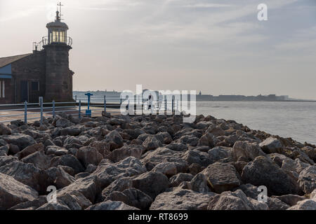 Der Leuchtturm am Ende der steinernen Pier in Morecambe auf Morecambe Bay Stockfoto