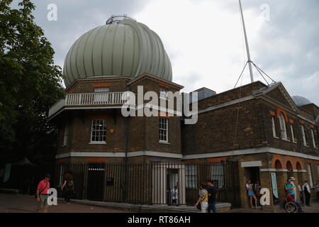 Die Fassade der Teil des historischen Großen äquatorialen Gebäude mit einem Teleskop Kuppel im Royal Observatory Greenwich in London, Vereinigtes Königreich. Stockfoto