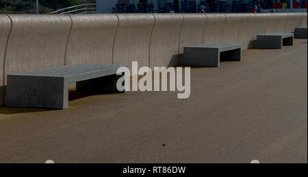 Moderne und zeitgenössische Einrichtung vor neuen Meer Abwehrmechanismen des Morecambe Promenade Stockfoto