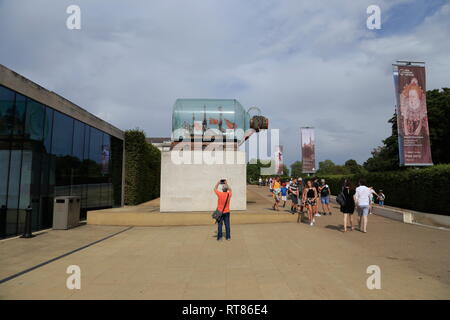 Ein Mann nimmt ein Foto von Lord Nelson HMS Victory Schiff in einer Flasche, außerhalb der Sammy Ofer Flügel Museum in Greenwich, London, Vereinigtes Königreich. Stockfoto