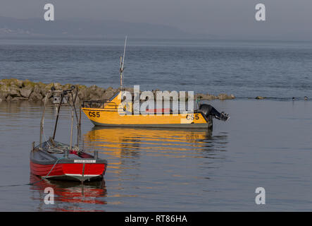 Fischerboote in Morecambe Bay in der Nähe der Küste vor Anker Stockfoto