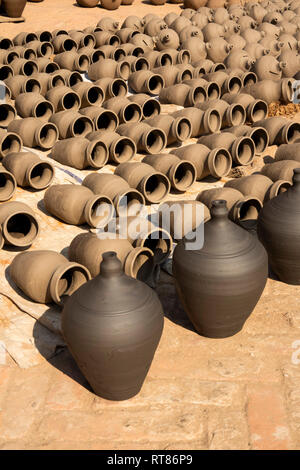 Nepal, Kathmandu Tal, Bhaktapur, Potter's Square, thown Töpfe trocknen in der Sonne vor dem Feuern im Brennofen Stockfoto