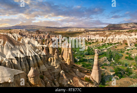 Fotos & Bilder der Fairy Chimney Rock Formationen und rock Säulen von "love Valley" in der Nähe von Göreme in Kappadokien, Nevsehir, Türkei Stockfoto