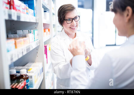 Apotheker beraten Kunden in der Pharmazie Stockfoto