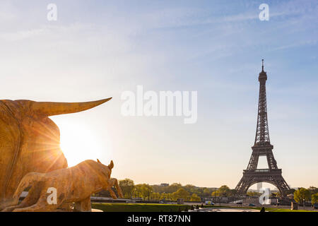Frankreich, Paris, Eiffelturm mit Statuen am Place du Trocadero bei Sonnenaufgang Stockfoto