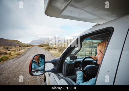 Chile, Valle Chacabuco, Parque Nacional Patagonien, eine Frau aus dem Fenster im Wohnmobil mit Paso Hondo Suche im Hintergrund Stockfoto