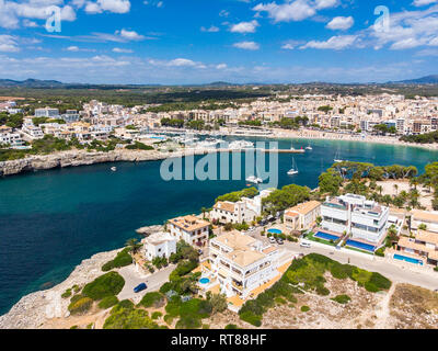 Spanien, Balearen, Mallorca, Porto Cristo, Cala Manacor, Küste mit Villen und natürlichen Hafen Stockfoto